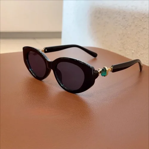 Small Cat Eye Sunglasses for Women Trendy Fashion 2025 UV400 Outdoor Eyewear with Elegant Diamond Stylish Luxury Gafas De Sol